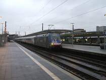 BR 101 101-4  Europa  mit defekten Steuerwagen und IC 2013 nch Oberstdorf bei der Einfahrt im Bochumer Hbf.,Gleis 3 . (30.12.2007)