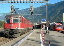 W�hrend in Martigny der Mont-Blanc Express auf Reisende nach Chamonix wartet, donnert auf Gleis 1 eine Re 6/6 und zwei Re 4/4 II mit einem G�terzug vorbei.
14. Oktober 2007