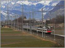 Ein IC DS mit einst�ckigem Zusatzpaket hat soeben den Rheintalexpress gekreuzt und f�hrt Richtung Chur. Im Hintergrund ist das Schloss Sargans zu sehen. (26.12.2007)