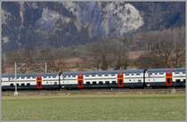 Ein IC 2000 saust an den Maienfelder Rebbergen vorbei durch die B�ndner Herrschaft. (26.12.2007)