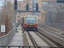 BR 481 der Berliner S-Bahn f�hrt gerade auf der Berliner Stadtbahn. Einfahrt in den Bahnhof Bellevue am 29.12.2007