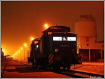 Die Press 346 001 und 346 019 zusammen bei ihrer Wochenendruhe im Rostocker Seehafen. Aufgenommen habe ich das Bild am 21.12.07. Die reflektierende Streifen kamen durch einen Vorblitz zustande.