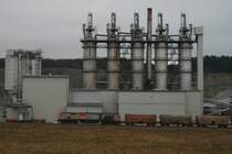 Hvle V330.3 wirft alle 3300 PS in den Kampf und zieht einen 17-Wagen-Schotterzug vom Kalkwerk Hornberg hoch zur ehemaligen Wechselstation bei Elbingerode - dem mit 503,50 m h�chsten Punkt der R�belandbahn. AVG W232.07 schiebt am Ende nach; 30.12.2007