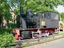 Die Dampflok 99 211 wurde 1929 als letzte neue Dampflok f�r die Wangerooger Inselbahn beschafft (sp�ter kamen nur noch �ltere gebrauchte Dampfloks hierher).
Bis 1957 war sie im Regelverkehr auf der Insel unterwegs. Danach diente sie noch als Reserve und wurde 1960 ausgemustert. Seit 1968 steht sie als Denkmallok beim alten Leuchtturm in Wangerooge-Ort.  
02.06.2007 