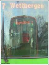 Spiegelung des Triebwagens 6146 in der Heckscheibe des Triebwagens 6122 am 29.12.2007 auf der Fahrt von Fasanenkrug nach Wettbergen.