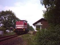 Lok  Alst�tte 2  (ehem. DR V100) der Ahaus-Alst�tter Eisenbahn auf KBS 412 zwischen Ahaus und Epe beim Schrankenposten 64.Im Hintergrund ist die Bundesstra�e 474 von Ahaus nach Epe zu erkennen.