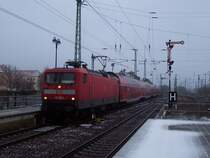 Am Gleis 2 hlt Einfahrt der RE2 von Cottbus nach Rathenow. 112 116-9 dient als Lok. Lbbenau/Spreewald den 01.01.2008