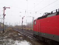 Hp1 fr die RB 14 nach Senftenberg. Gesehen in Lbbenau/Spreewald den 01.01.2008. Zum 1. mal hat mich der Tf gefragt, ob ich eine Pressegenemigung habe und das er nicht fotografiert werden mchte. Ganz seltsam. Er hat mir auerdem die Frage gestellt, was wir davon htten, wenn wir immer die Baureihe 143 fotografieren?? Eine Antwort konnte ich ihn nicht geben.