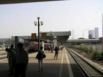 Bahnsteig 1 des 6gleisigen Hauptbahnhofs von Tel Aviv - Tel Aviv Merkaz oder auch Tel Aviv Savidor Central Station. Der Bahnhof hat seltsamerweise zwei Bezeichnungen..... (T.A. 06.05.2007)
