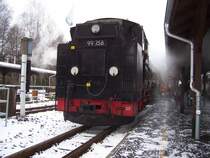 99758 kurz vorm Umkuppeln im Bahnhof Bertsdorf.
