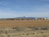 Vier BNSF Loks sind am 3.1.2008 mit einem Containerzug im US Bundesstaat New Mexico unterwegs.