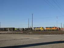 Die beiden BNSF Loks 2244 und 2190 bespannen am 3.1.2008 einen Gterzug, aufgenommen in Amarillo (Texas).