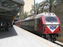 Lok 753 eine der allgegenwrtigen 3000 PS-Maschinen aus dem Spanischen Alstom-Werk. Diese Lok bespannt ausschlielich die Zge des Personeneverkehrs, vor einem der wenigen Gterzge habe ich sie nie gesehen. Das Alstomwerk ist brigens inzwischen von Vossloh bernommen, es gibt also sowohl Loks mit Alstom-Fabrikschilder als auch mit Vossloh-Schilder. Hier am 08.05.2007 im Bahnhof Ben Gurion Airport.