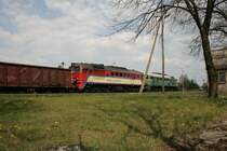 Hier sehen wir ST44-966 als Vorspann vor ST44-818 im Bahnhof Siewierz am 28.04.07