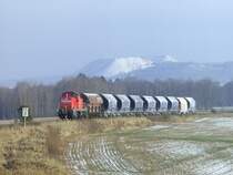 294 898 erklimmt mit einem schweren Zug der hauptschlich Kaolin geladen hat die Steigung zwischen Hirschau und Gebenbach. (04.01.2008, Strecke Amberg-Schnaittenbach)