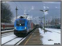 EM-Taurus 1116 080 UEFA f�hrt mit einem G�terzug durch den Bahnhof M�rzzuschlag
5.1.2008