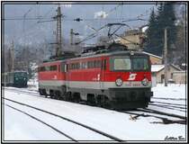 Zwei E-Loks 1142 nach Vorspann �ber den Semmering.Im Hintergrund steht die 1041.15 mit einem Nostalgiesonderzug
M�rzzuschlag 5.1.2008