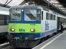 SBB Re 4/4  11110 mit BLS Anstrich. Maschine geht per mitte Dezember an die BLS �ber. Bis dahin werden die Maschinen von den SBB eingesetzt. Wie das Bild zeigt, auch vor anderen Z�gen als den farblichangepassten EW III Wagen.

Z�rich, 07.08.2004 mit Schnellzug nach Schaffhausen 