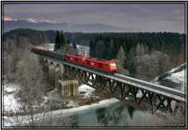 Ein 2016 Tandem f�hrt mit einem Holzzug nach Frantschach im Lavanttal.
Fotografiert auf der Murbr�cke bei Zeltweg 
7.1.2008