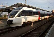 OME81037 steht Richtung G�strow abfahrbereit im Rostocker Hbf.(18.07.04)