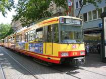 Zweisystem-Stadtbahn des Karlsruher Verkehrs Verbundes (KVV) am 27.07.2004 in der Karlsruher Innenstadt, im Stau vor der Haltestelle Kronenplatz in der Kaiserstra�e. Der Zug der Linie S 5 hat S�llingen zum Ziel. Auch Wagen 819 geh�rt DB Regio und tr�gt die DB-Betriebsnummer 450 003. 