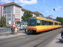 Zweisystem-Stadtbahn des Karlsruher Verkehrs Verbundes (KVV) am 08.08.2004 an der Haltestelle Yorkstra�e in Karlsruhe. Der Zug der Linie S 5 hat den Karlsruher Stadtteil Knielingen zum Ziel. Im Gegensatz zu den meisten anderen Zweisystem-Stadtbahnwagen des KVV geh�rt der Wagen 816 nicht der Albtal Verkehrs Gesellschaft (AVG), sondern DB Regio, neben der AVG und den Verkehrsbetrieben Karlsruhe (VBK) eines der Verbund-Unternehmen. Die DB hat diese Fahrzeuge als Baureihe 450 eingereiht. Die DB-Betriebsnummer von Wagen 816 lautet 450 005. Urspr�nglich hatte die DB vier dieser Fahrzeuge, 817 bis 820, �bernommen, allerdings ist 450 002 (Wagen 818) einem Brandanschlag zum Opfer gefallen. 450 005 ist offenbar als Ersatz von der AVG zur DB gewechselt.
