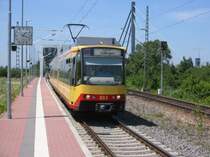 Zweisystem-Stadtbahn des Karlsruher Verkehrs Verbundes (KVV) am 22.06.2003 am Haltepunkt Karlsruhe Maxau. Der Zug der Linie S 5 kommt auf DB-Gleisen aus W�rth am Rhein in Rheinland Pfalz, hat gerade die Br�cke �ber den Rhein �berquert und wird weiter in Richtung Karlsruhe Innenstadt und dann nach S�llingen fahren. Kurz hinter diesen Haltepunkt wird der Zug die DB-Gleise verlassen und in das Karlsruher Stra�enbahn-Netz �berwechseln.