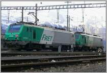 Vor der Alpsteinkulisse stehen die zwei Fretchen 437053 und 058 in Buchs SG. (07.01.2008)