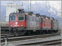 Vor dem markanten Getreidesilo in Buchs SG stehen drei Re 420, zwei im Cargo-Look und zwei mit Klimaanlage. (07.01.2008)