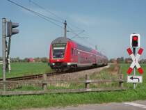 146 125-0 mit ein Wendezug auf die eingleisige Strecke zwischen Nordeich Mole und Emden bei Engerhafe am 4-5-2006.