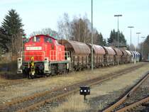 294 898 mit einem aussergew�hnlich langem G�terzug abfahrbereit in Hirschau. (11.01.2008, Strecke Amberg-Schanittenbach)