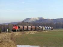 Am 11.01.2008 hat die 294 898 schwer zu k�mpfen mit dem 870 Tonnen schweren G�terzug die Steigung zwischen Hirschau und Gebenbach zu erklimmen. Im Hintergrund ist der Monte Kaolino zu sehen. (strecke Amberg-Schnaittenbach)