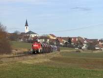 Hier hat es die 294 898 bereits geschafft und rollt mit ihrem G�terzug wieder den Berg hinunter. Hier ist sie bei km 11,0 und vor der  Skyline  von Gebenbach! (11.01.2008, Strecke Amberg-Schnaittenbach)