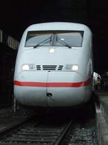 Ein ICE 2 Steuerkopf steht in Bonn Hbf w�hrend der Kurzreinigung im Bahnhof und wird bald wieder in Richtung K�ln davonfahren... (03.01.2008)