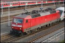 120 120-1 f�hrt am 06.10.06 als Steuerwagenersatz f�r IC 2161 in den Aalener Bahnhof ein.