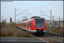 423 504-0 passiert auf dem Weg nach Plochingen den S-Bahn-Bahnhof Stuttgart-Untert�rkheim ohne Halt, aufgenommen am 28.10.07.
