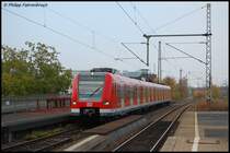 423 808-5 f�hrt zur Nachmittagszeit des 28.10.07 als S1 nach Plochingen in Stuttgart-Untert�rkheim ein.
