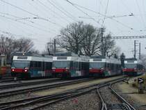 BTI / asm - 5 Auf einen Streich - Ganz am rand der Triebwagen Be 4/4 524 neben Be 2/6 502 mit Frontbeleuchtung und Be 2/6 503 und Be 2/6 504 und Be 2/6 501 mit eingeschaltenem Zugsschluss im Depotareal von T�uffelen am 09.01.2008