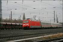 101 122 legt sich mit dem InterCity 2113, von Hamburg-Altona nach Stuttgart Hbf, bei Bochum in die Kurve. (05.01.2008)