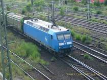 145 023 der PRESS f�hrte am 22.08.07 einen Railtrans-G�terzug durch den Rangierbahnhof Halle/Saale, beladen war er mit Holzhackschnitzeln. 