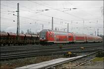 Der RE1 (RE 10118)  NORDRHEIN-WESTFAHLEN-EXPRESS , von Hamm (Westf) nach Aachen Hbf, f�hrt Richtung Essen.