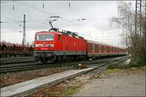 143 309 f�hrt mit einer S1 nach Dortmund in den Haltepunkt Bochum-Ehrenfeld ein. (05.01.08)
