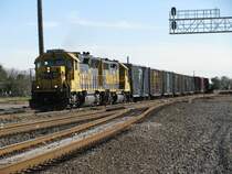 Die BNSF Loks 3032 und 2646 mit einem kurzen G�terzug am 10.1.2008 in Sealy (bei Houston, Texas). Beide Loks tragen die Santa Fe Lackierung.