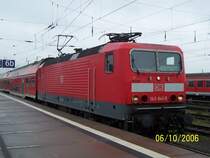 Am Gleis 6 f�hrt jetzt ein der RE9 aus Sassnitz. Als Lok dient 143 841-5. Stralsund Hbf den 06.10.2006
