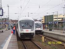 Gleich 2 IC's stehen im Stralsunder Hbf bereit. Der linke IC wurde gerade vom Personal gereinigt, der rechte IC wird es gleich danach. Stralsund Hbf den 06.10.2006