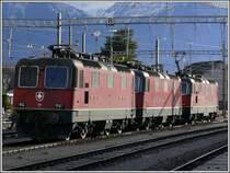 Re 4/4 II 11321 und 11295 mit Klimaanlage und 11183 in der Mitte, die noch nicht umger�stet wurde. Buchs SG (07.01.2008)