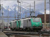 437053 und 437058 fahren in Buchs SG ein. Im Hintergrund der Hohe Kasten. (07.01.2008)