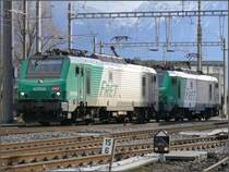 437053 und 437058 treffen von Basel herkommend in Buchs SG ein. (07.01.2008)