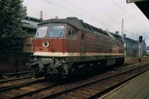 Die 132 643-8 in ungewohnt weinrotem Anstrich brachte den Schnellzug nach Dresden von Hamburg nach Schwerin. Ende September 1990. (Gescanntes Foto)