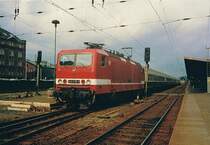 Die DR 243 276-3 mit dem D-Zug Hamburg - Dresden in Schwerin in der letzten Septemberwoche 1990.
(Gescanntes Foto) 